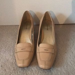 EUC Dockers heeled loafers - leather